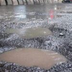 खेड-दापोली रस्त्याच्या दुरवस्थेला जबाबदार असणाऱ्या अधिकाऱ्यांवर आणि एसएमसी कन्स्ट्रक्शन कंपनीवर गुन्हा दाखल करा – मनसेचे वैभव खेडेकर यांची मागणी