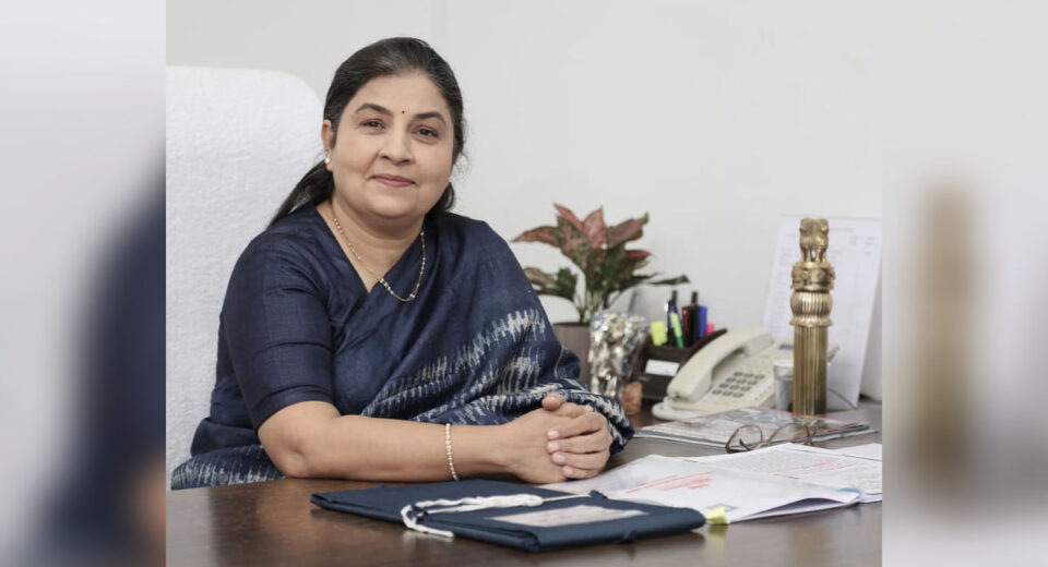 महाराष्ट्राच्या अपर मुख्य सचिव (ऊर्जा) आभा शुक्ला यांना ‘Women in Energy and Utilities’ पुरस्कार मिळाल्यानंतरचा फोटो