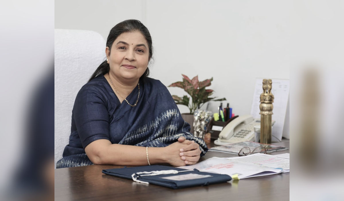 महाराष्ट्राच्या अपर मुख्य सचिव (ऊर्जा) आभा शुक्ला यांना ‘Women in Energy and Utilities’ पुरस्कार मिळाल्यानंतरचा फोटो