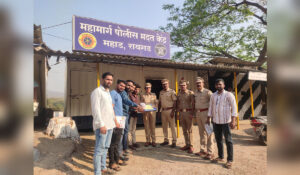 Highway police honouring ‘Mrutyunjay Doot’ volunteers who rescue accident victims on the Mumbai–Goa Highway at Mahad, Raigad.