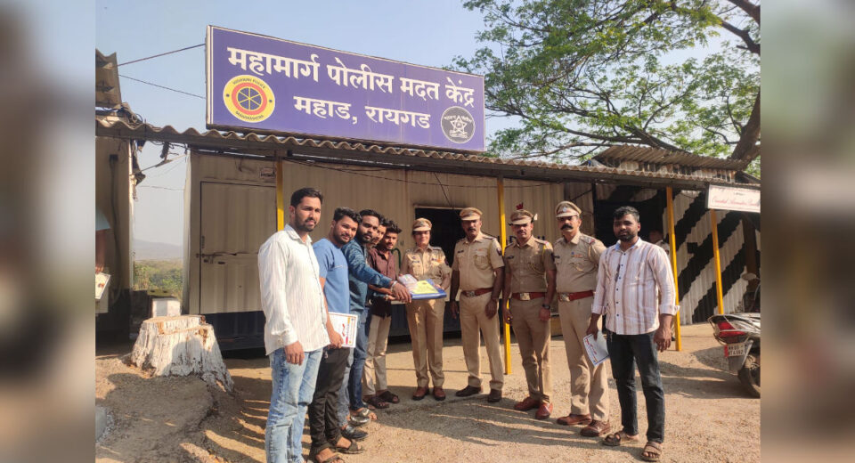 Highway police honouring ‘Mrutyunjay Doot’ volunteers who rescue accident victims on the Mumbai–Goa Highway at Mahad, Raigad.
