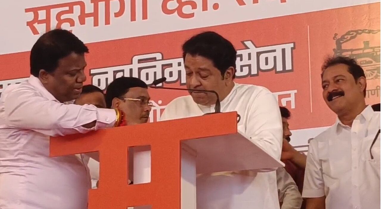 Raj Thackeray launching the Maharashtra Navnirman Sena membership drive at Raigad Fort.