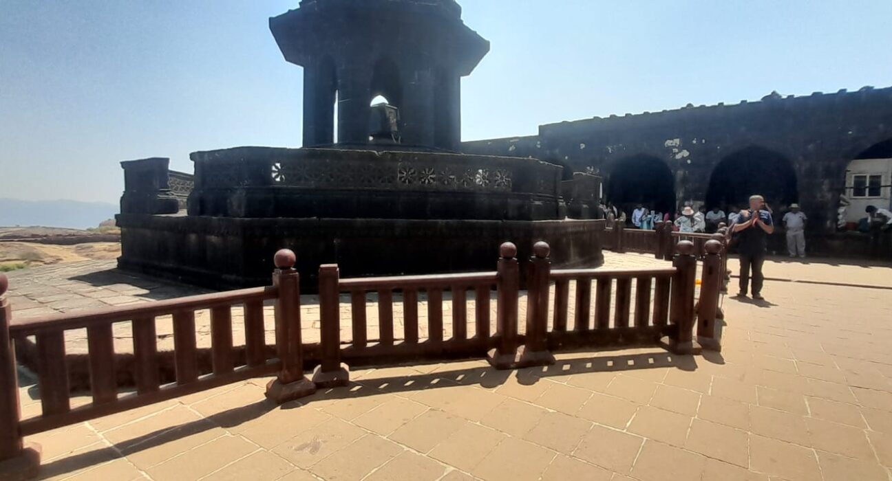 Wooden barricade repaired near Chhatrapati Shivaji Maharaj Samadhi at Raigad Fort ahead of Raj Thackeray's visit.