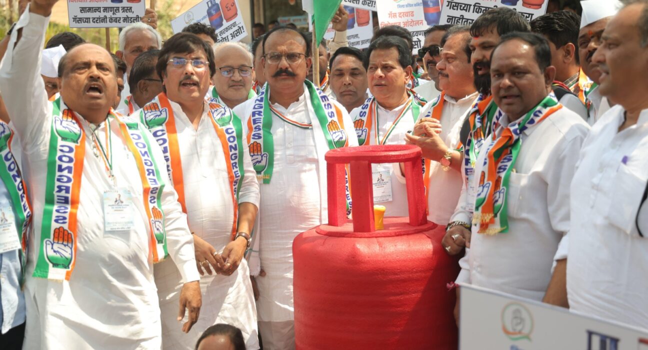 Congress protest against LPG price hike