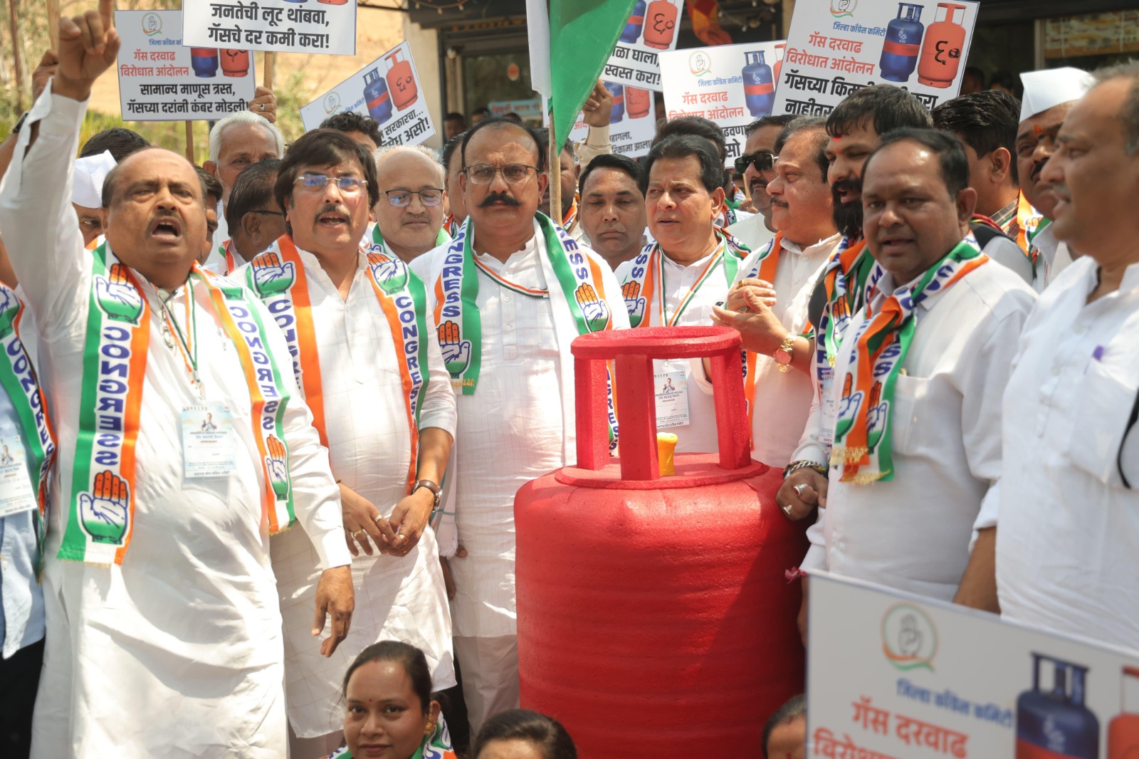 Congress protest against LPG price hike