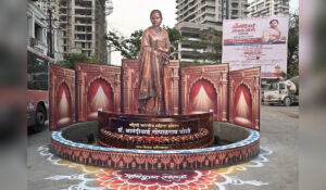 डॉ. आनंदीबाई जोशी स्मारकाचे भूमिपूजनानंतर उभारण्यात येणाऱ्या स्मारकाची संकल्पना दर्शवणारी सजवलेली प्रतिकृती, कल्याण