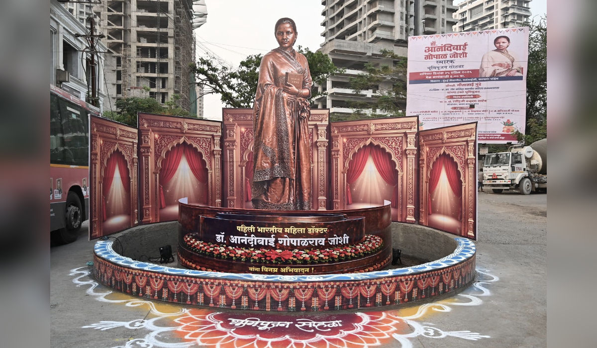 डॉ. आनंदीबाई जोशी स्मारकाचे भूमिपूजनानंतर उभारण्यात येणाऱ्या स्मारकाची संकल्पना दर्शवणारी सजवलेली प्रतिकृती, कल्याण