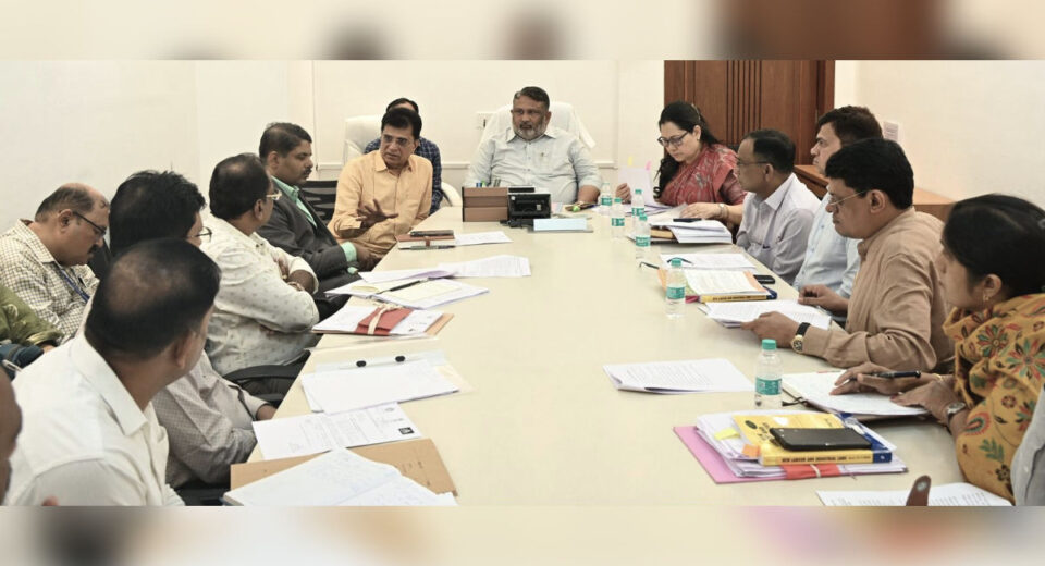 Maharashtra Labour Minister Akash Fundkar chairs a meeting with officials to discuss verification and regulation of gig and delivery workers