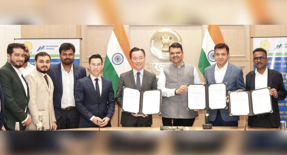 Maharashtra Chief Minister Devendra Fadnavis with VinGroup officials during MoU signing ceremony in Mumbai for ₹70000 crore investment project