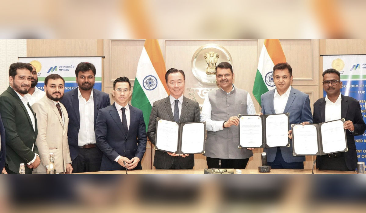Maharashtra Chief Minister Devendra Fadnavis with VinGroup officials during MoU signing ceremony in Mumbai for ₹70000 crore investment project