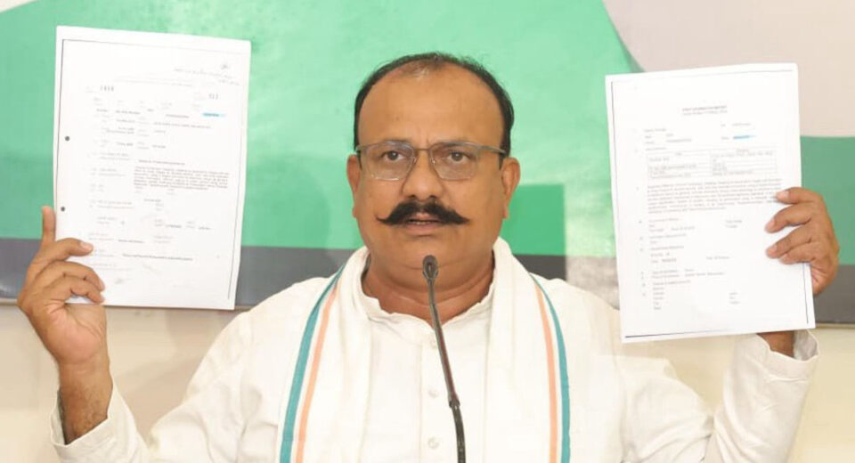 Harshvardhan Sapkal addressing a press conference while holding documents related to alleged bogus call center racket