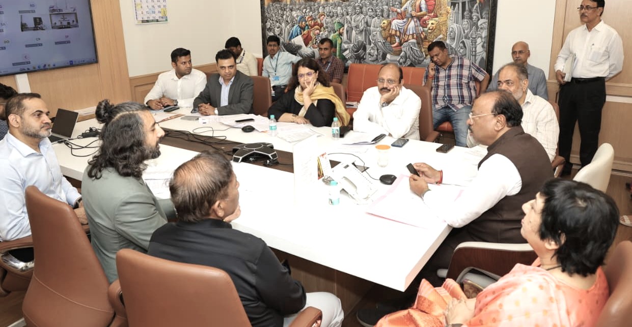 Maharashtra Revenue Minister Chandrashekhar Bawankule chairs a meeting with CREDAI representatives in Mumbai to discuss construction sector policies and NA process reforms