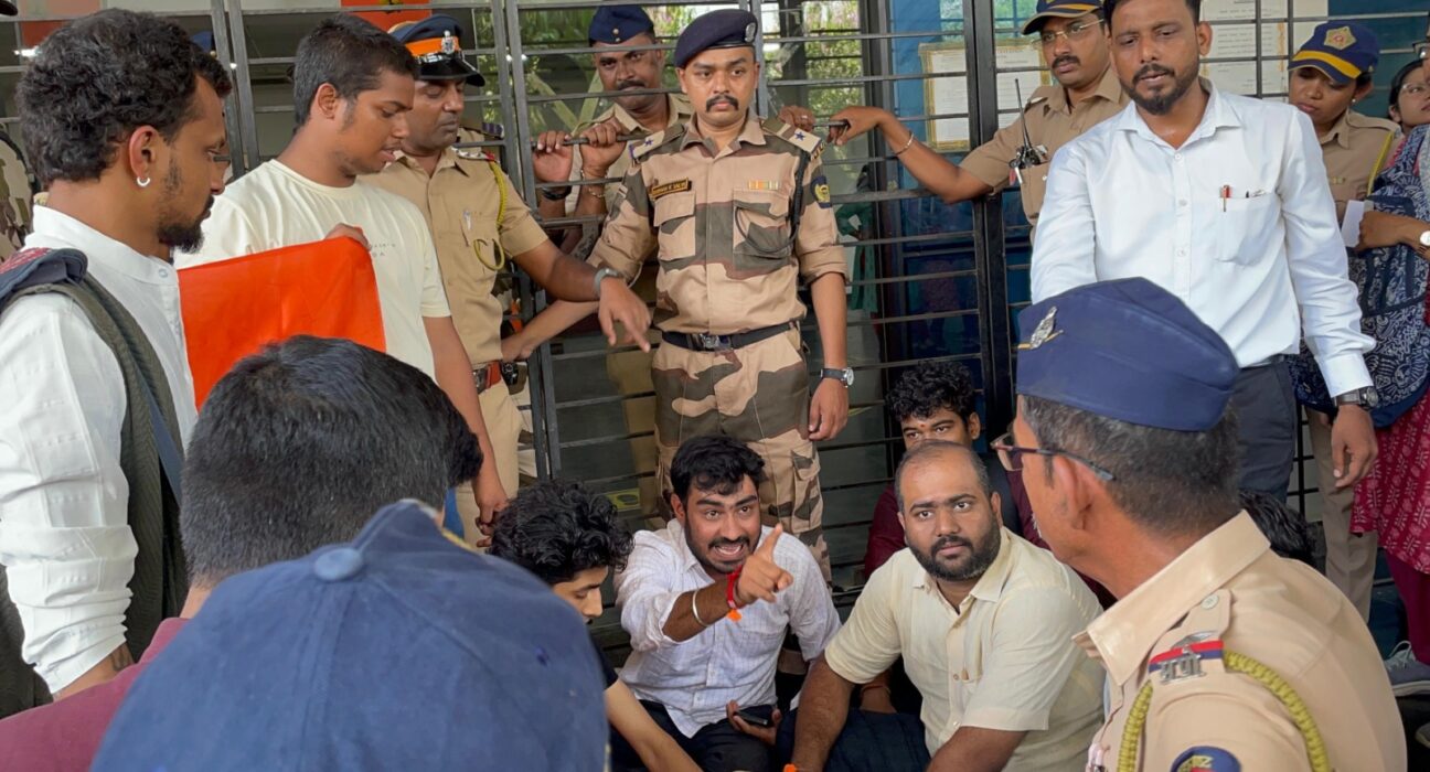 ABVP student protesters confronting police during Mumbai University paper leak protest outside college
