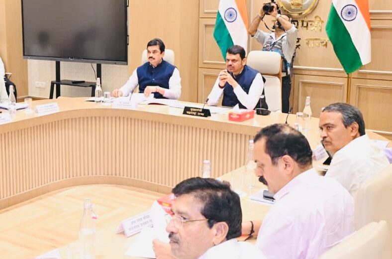 विधानपरिषद सभापती राम शिंदे प्रलंबित कामकाजाच्या आढावा बैठकीत अधिकाऱ्यांसोबत चर्चा करताना