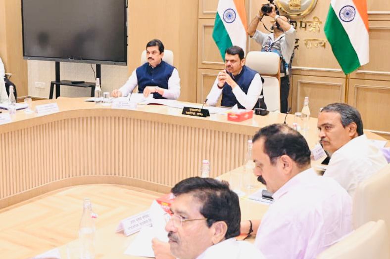 विधानपरिषद सभापती राम शिंदे प्रलंबित कामकाजाच्या आढावा बैठकीत अधिकाऱ्यांसोबत चर्चा करताना