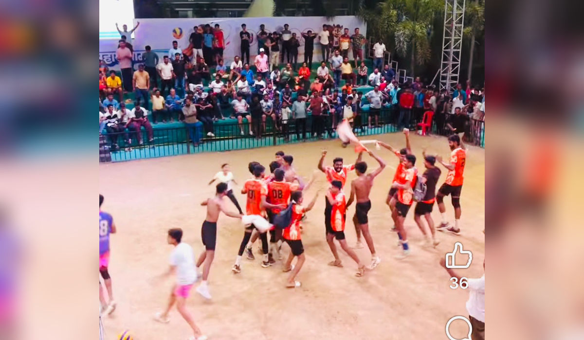 बदलापूरमध्ये आयोजित राज्यस्तरीय व्हॉलीबॉल स्पर्धेत खेळाडू आणि प्रेक्षकांचा उत्साह