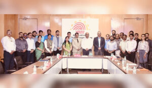 बदलापूरमध्ये घरगुती सेंद्रिय खत निर्मितीसाठी वर्मीकल्चर बॅगचे वितरण करताना श्रीधर पाटील