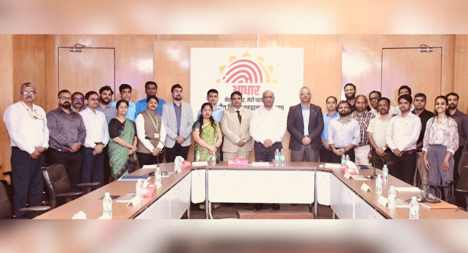बदलापूरमध्ये घरगुती सेंद्रिय खत निर्मितीसाठी वर्मीकल्चर बॅगचे वितरण करताना श्रीधर पाटील