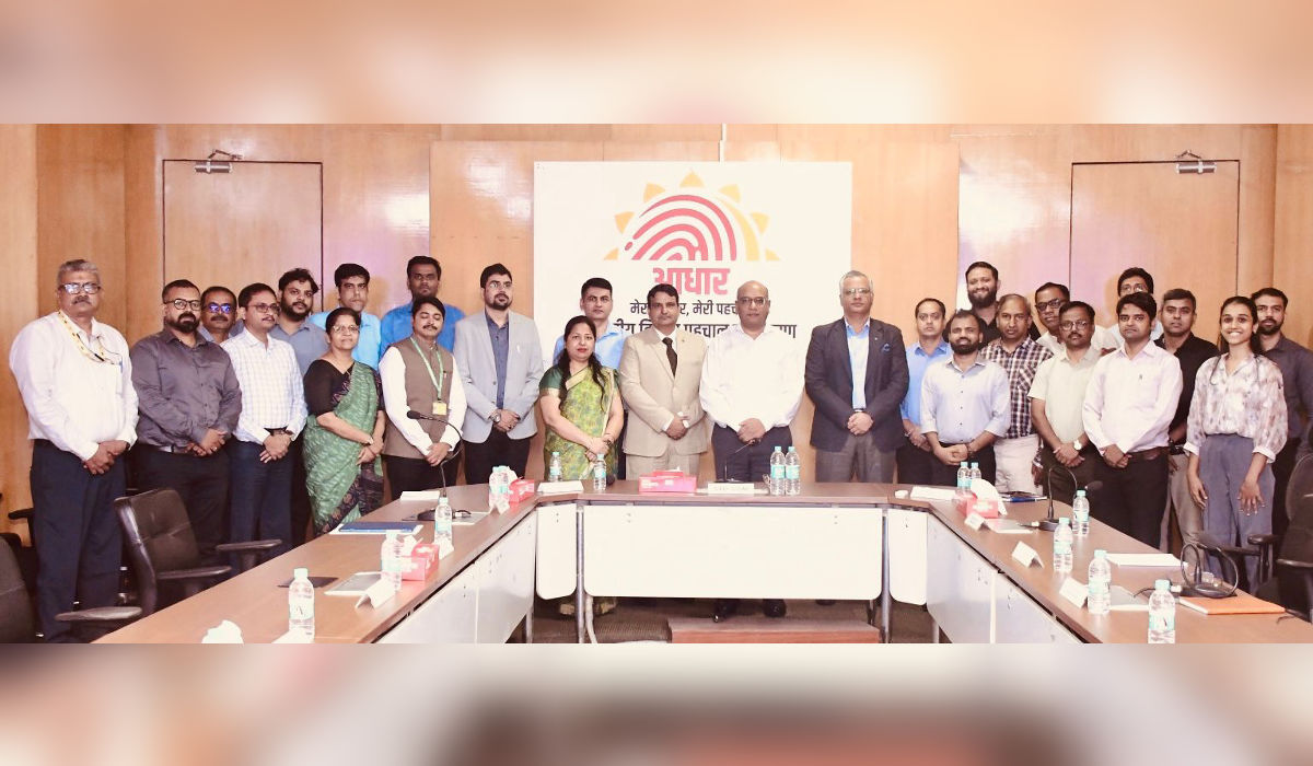 बदलापूरमध्ये घरगुती सेंद्रिय खत निर्मितीसाठी वर्मीकल्चर बॅगचे वितरण करताना श्रीधर पाटील