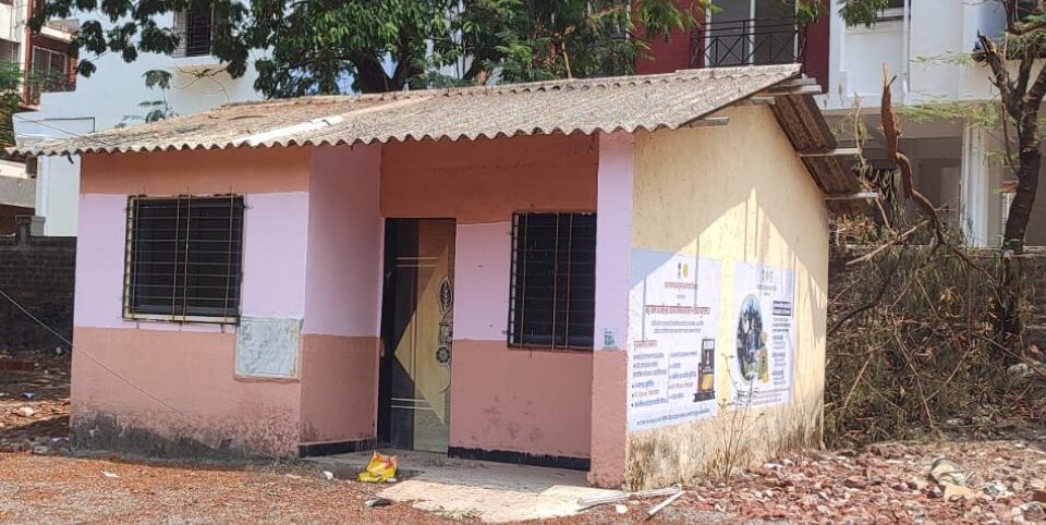 Government office building in Mahad where farmers visit due to PM-Kisan and housing scheme portal issues