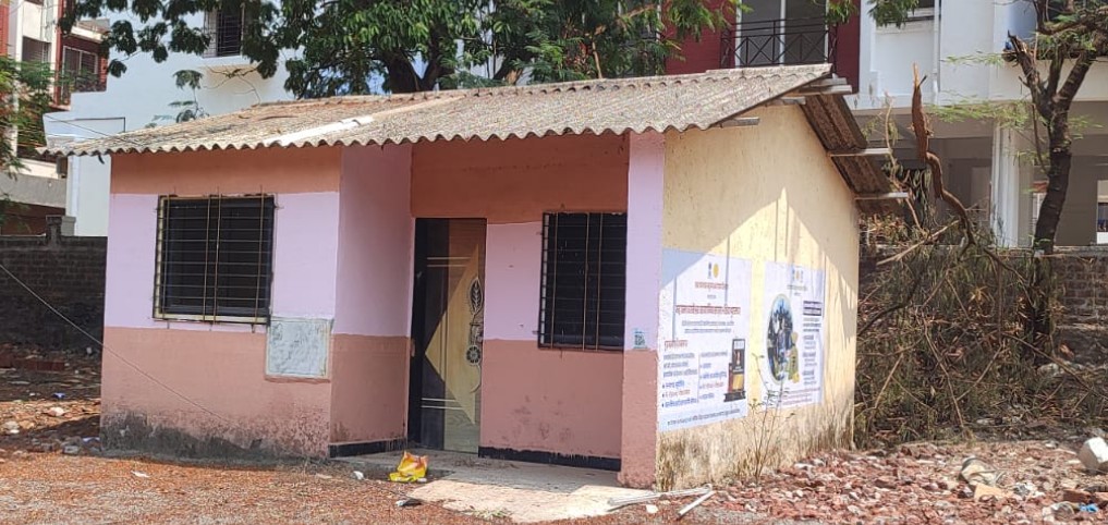 Government office building in Mahad where farmers visit due to PM-Kisan and housing scheme portal issues