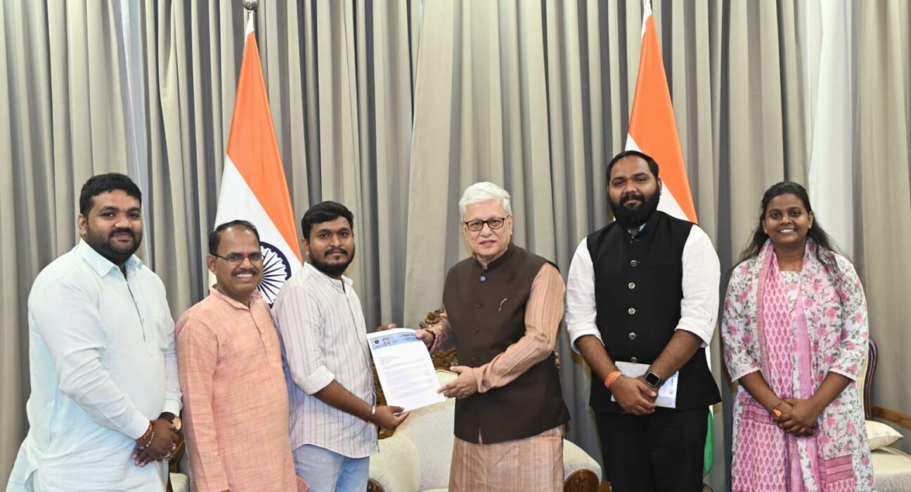 अभाविप शिष्टमंडळ राज्यपालांना मुंबई विद्यापीठ TYBCom प्रश्नपत्रिका गळती प्रकरणाबाबत निवेदन देताना