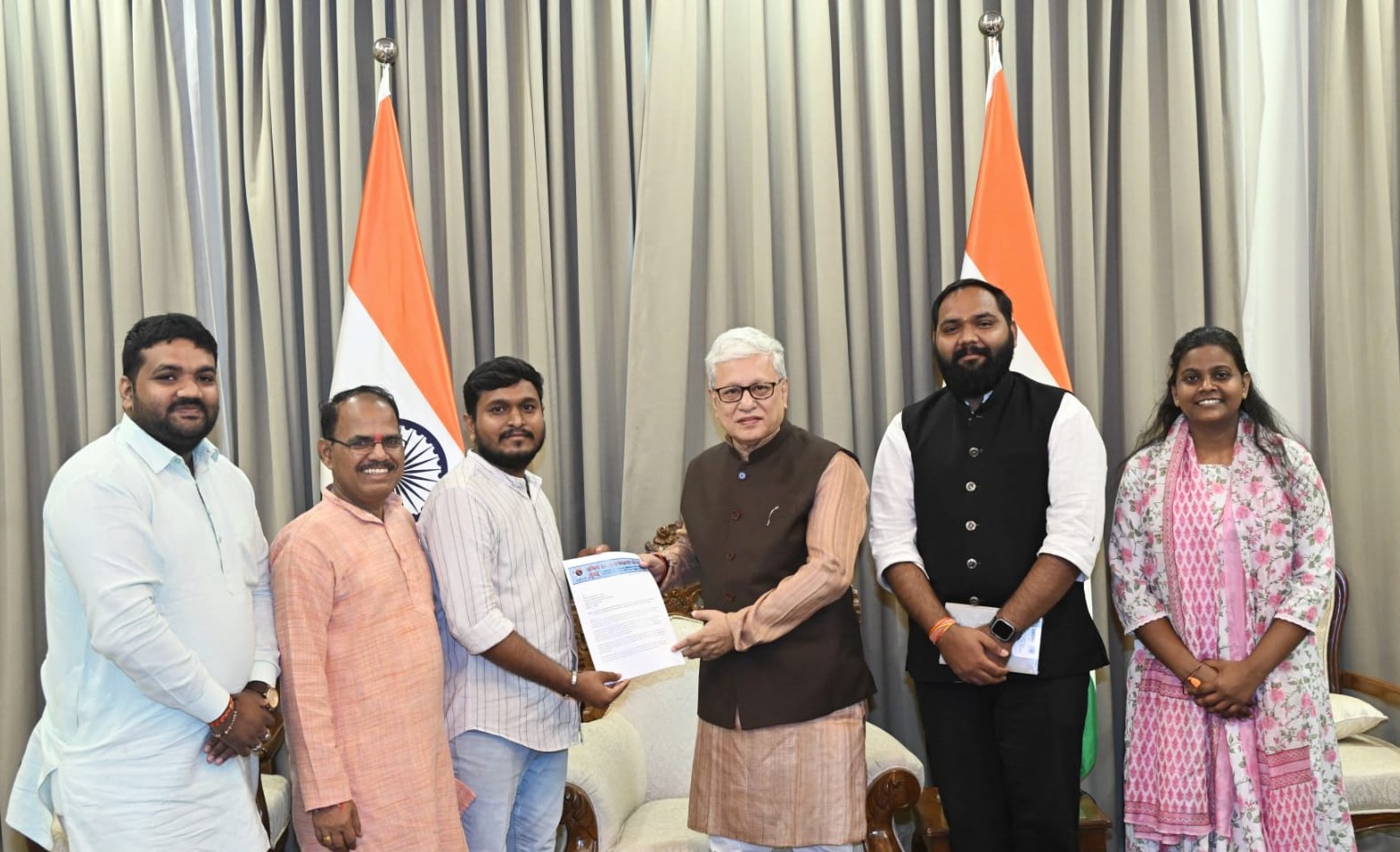 अभाविप शिष्टमंडळ राज्यपालांना मुंबई विद्यापीठ TYBCom प्रश्नपत्रिका गळती प्रकरणाबाबत निवेदन देताना