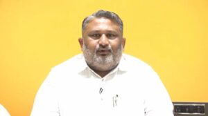महाराष्ट्राचे कामगार मंत्री ॲड. आकाश फुंडकर नवीन कामगार नियमावलीबाबत माहिती देताना