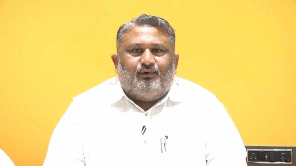 महाराष्ट्राचे कामगार मंत्री ॲड. आकाश फुंडकर नवीन कामगार नियमावलीबाबत माहिती देताना