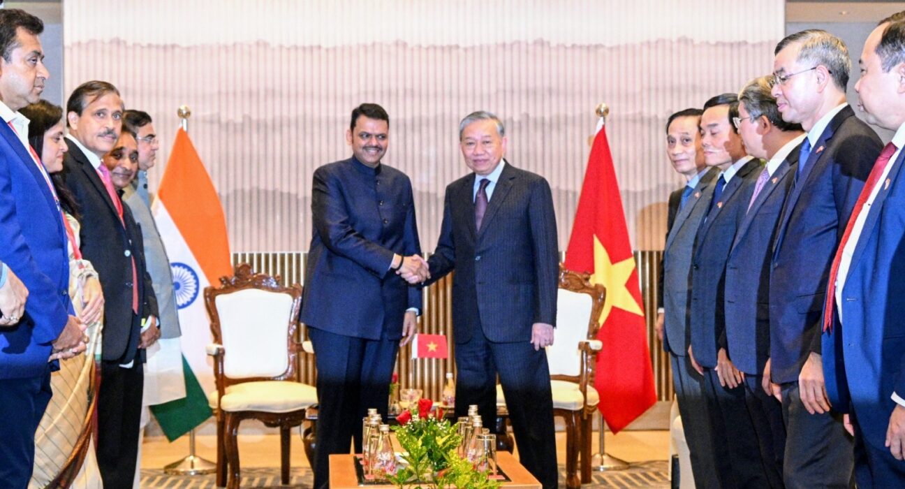 Maharashtra Chief Minister Devendra Fadnavis shakes hands with Vietnam President Tô Lâm during the India-Vietnam Business Forum in Mumbai