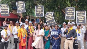 आम आदमी पार्टीच्या कार्यकर्त्यांनी पुण्यात महिला अत्याचारांच्या वाढत्या घटनांविरोधात कलाकार कट्टा येथे आंदोलन करताना.