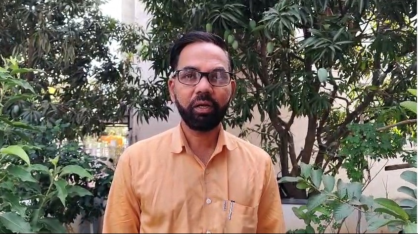 किसान सभेचे नेते डॉ. अजित नवले साखर निर्यात बंदीविरोधात भूमिका मांडताना