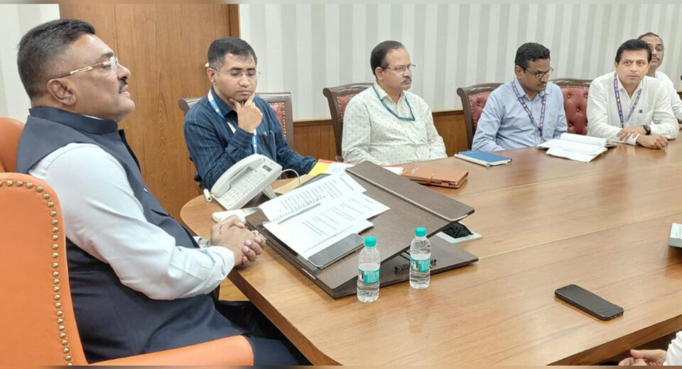 डिझेल दरवाढीच्या पार्श्वभूमीवर परिवहन मंत्री प्रताप सरनाईक यांनी मंत्रालयात एसटी महामंडळाच्या वरिष्ठ अधिकाऱ्यांसोबत आढावा बैठक घेतली.