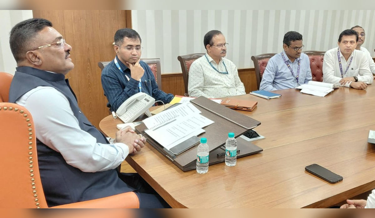 डिझेल दरवाढीच्या पार्श्वभूमीवर परिवहन मंत्री प्रताप सरनाईक यांनी मंत्रालयात एसटी महामंडळाच्या वरिष्ठ अधिकाऱ्यांसोबत आढावा बैठक घेतली.