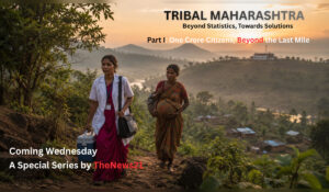 दुर्गम आदिवासी भागात आशा सेविका गर्भवती महिलेला आरोग्यसेवेसाठी मदत करताना – आदिवासी महाराष्ट्रातील शेवटच्या टप्प्यावरील आरोग्यसेवेचे प्रतीक.