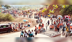 लाखो शिवभक्त ३५२ व्या शिवराज्याभिषेक सोहळ्यासाठी रायगड किल्ल्याकडे जाताना; भगवे ध्वज आणि उत्साहपूर्ण वातावरण.