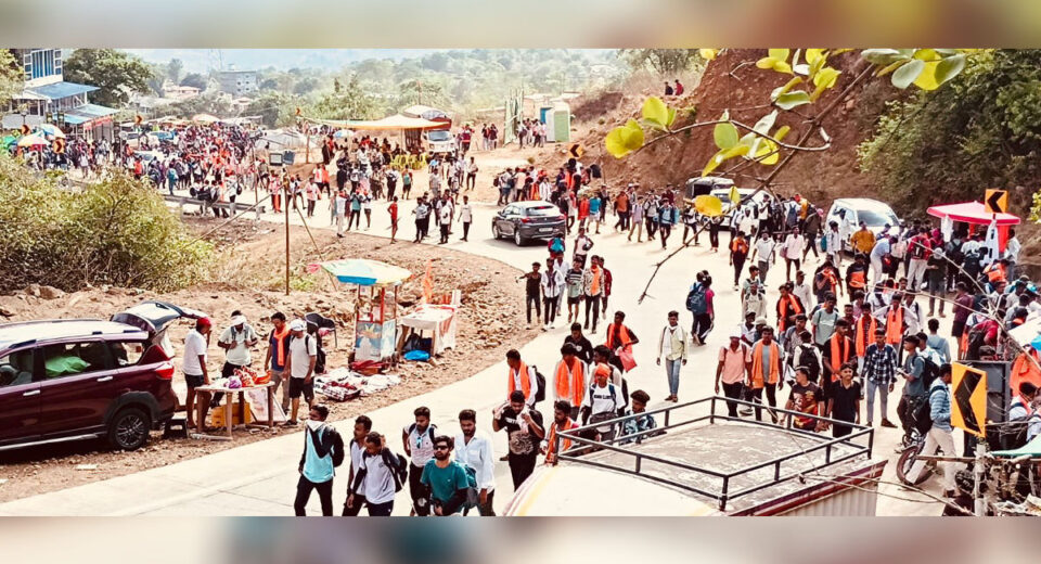 लाखो शिवभक्त ३५२ व्या शिवराज्याभिषेक सोहळ्यासाठी रायगड किल्ल्याकडे जाताना; भगवे ध्वज आणि उत्साहपूर्ण वातावरण.
