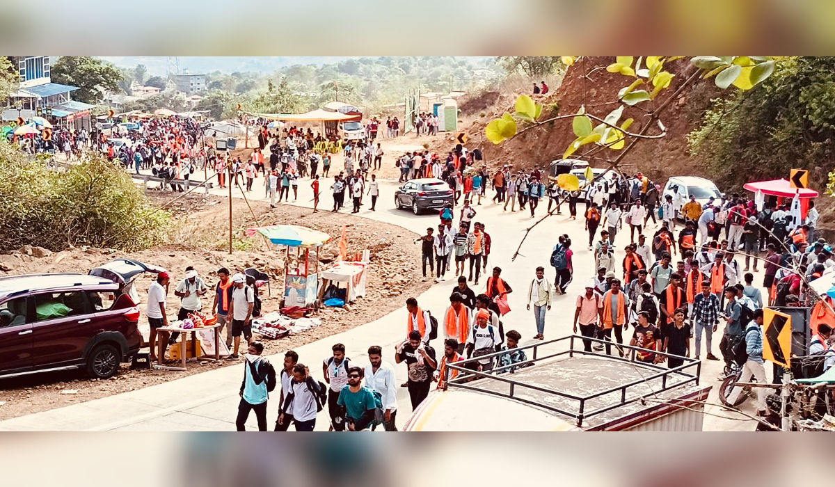 लाखो शिवभक्त ३५२ व्या शिवराज्याभिषेक सोहळ्यासाठी रायगड किल्ल्याकडे जाताना; भगवे ध्वज आणि उत्साहपूर्ण वातावरण.