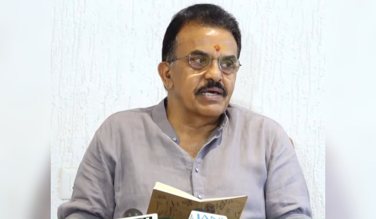 Shiv Sena leader Sanjay Nirupam addressing a press conference on the Nashik TCS case and demanding a probe into alleged international links.
