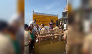 Police personnel detain farmer protesters near Gateway of India in Mumbai during a demonstration supporting Ravikant Tupkar’s demand for complete farm loan waiver.