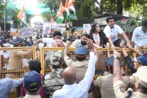 NEET आणि CBSE परीक्षांतील कथित पेपरफुटीविरोधात दादर येथे आयोजित युवक काँग्रेसच्या आंदोलनादरम्यान पोलिस आणि कार्यकर्त्यांमध्ये झालेली झटापट.