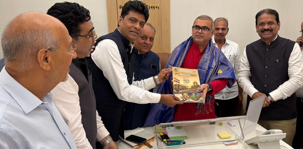 पुणे कृषी उत्पन्न बाजार समितीच्या युजर चार्जेस प्रश्नावर मंत्रालयात झालेल्या बैठकीदरम्यान पणन मंत्री जयकुमार रावल आणि व्यापारी संघटनांचे प्रतिनिधी.