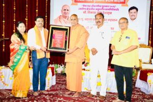 सिद्धगिरी मठाचे प.पू. अदृश्य काडसिद्धेश्वर महाराज यांच्या हस्ते आरोग्यसेवक विकास देशमुख यांना वाळवा येथे सेवा यज्ञ जीवन गौरव पुरस्कार २०२६ प्रदान करताना.