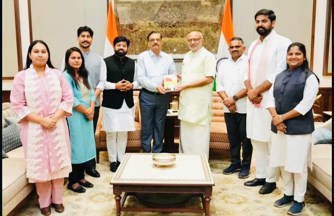 नवी दिल्ली येथे अभाविपच्या शिष्टमंडळाने भारताचे उपराष्ट्रपती सी. पी. राधाकृष्णन यांची सदिच्छा भेट घेत युवा सक्षमीकरण, विद्यार्थी हित, SEIL@60, मिशन साहसी आणि कृत्रिम बुद्धिमत्ता (AI) शिक्षणाशी संबंधित विविध विषयांवर चर्चा केली.