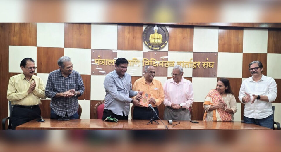 डॉ. सुकृत खांडेकर यांचा सुवर्णमहोत्सवी पत्रकारितेबद्दल सन्मान