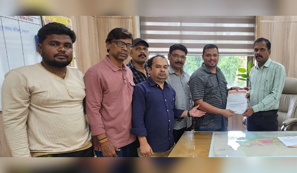 महाड नगरपालिकेचे मुख्याधिकारी धनंजय कोळेकर यांना दुकानांच्या मराठी पाट्यांबाबत निवेदन देताना मनसेचे शहराध्यक्ष पंकज उमासरे आणि पदाधिकारी.