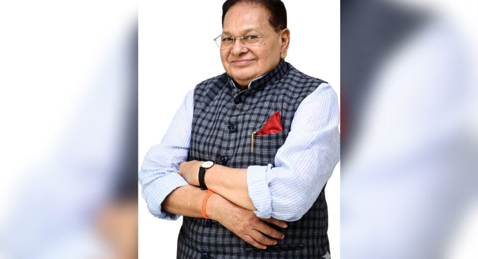 ज्येष्ठ गुजराती साहित्यिक डॉ. हेमराजभाई शाह यांचा अधिकृत छायाचित्र.