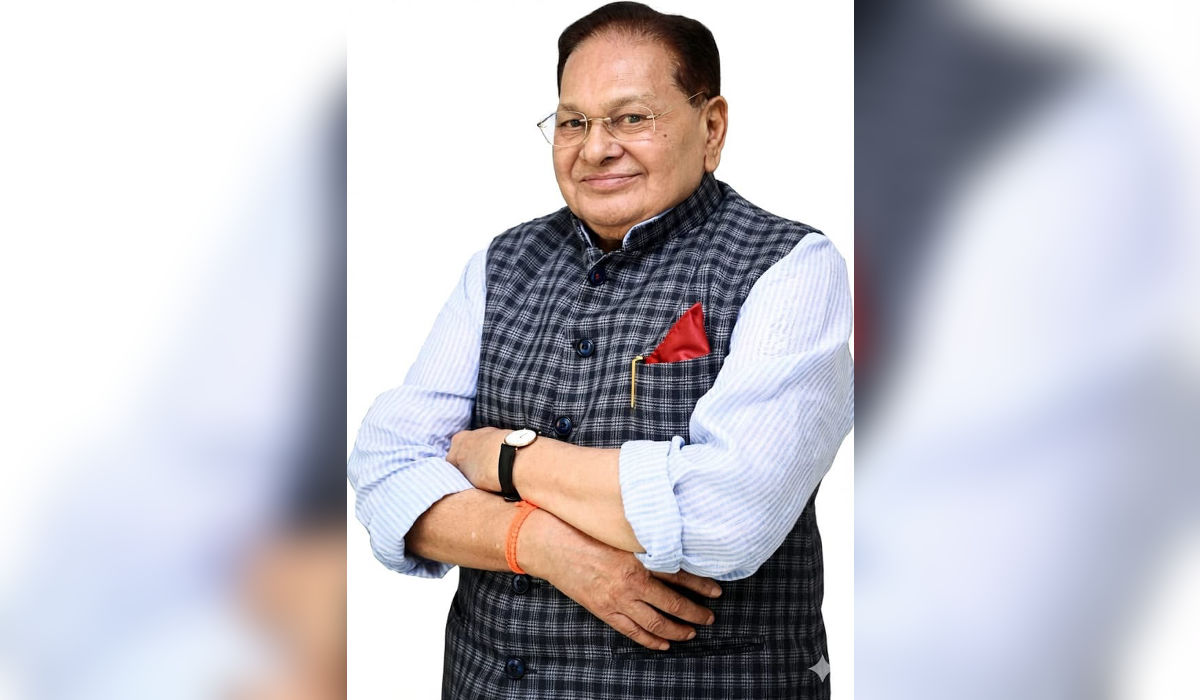 ज्येष्ठ गुजराती साहित्यिक डॉ. हेमराजभाई शाह यांचा अधिकृत छायाचित्र.