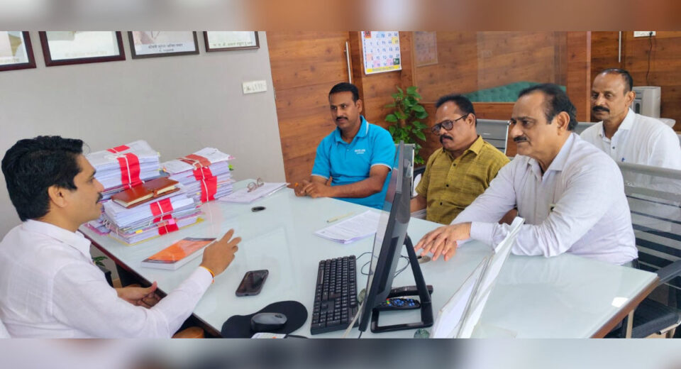 भारतीय मजदूर संघाच्या शिष्टमंडळाची महाराष्ट्र इमारत व इतर बांधकाम कामगार कल्याणकारी मंडळाचे सचिव विवेक कुंभार यांच्यासोबत मुंबईतील बैठकीदरम्यान चर्चा.