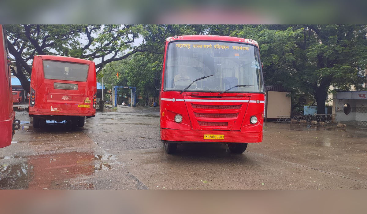 महाड एसटी आगारात अतिवृष्टीमुळे ग्रामीण व लांब पल्ल्याची बससेवा बंद; पावसात उभ्या असलेल्या एसटी बसेस.